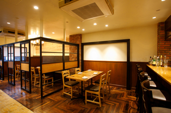 木の温もりを感じる優しい空間で、ゆったりカジュアルに楽しめる