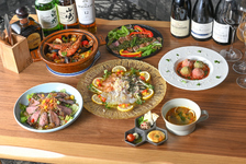 前菜からリブステーキ、〆の釜めし風パエリアまで全7品で旬の味覚を堪能。
