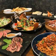 アクアパッツァや自家製ローストビーフ、スペイン産熟成生ハムに〆のパスタまで楽しめるボリューミー