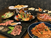 アクアパッツァや自家製ローストビーフ、スペイン産熟成生ハムに〆のパスタまで楽しめるボリューミー