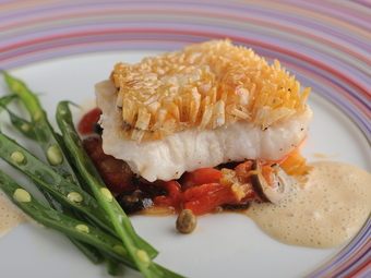 希少な「白甘鯛」のふっくらとした身をいただける『魚　白甘鯛ウロコ焼き』