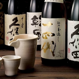 全国各地の専門店から仕入れた、30種類もの珍しい日本酒を堪能