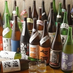 全国各地の専門店から仕入れた、30種類もの珍しい日本酒を堪能