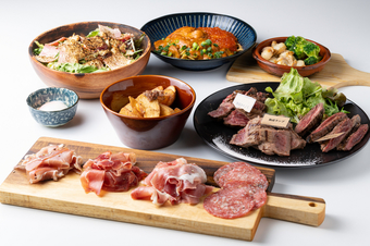 お肉をいっぱい食べられる肉肉しいコースです！1人300g以上！いろいろなお肉楽しんで！