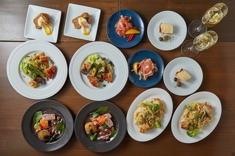 デザートを含む全九品の料理。
飲み放題付きコース。