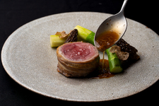 スペシャリテや季節の素材を使用した12品前後のデギュスタシオンコースです。
【所要時間：3時間程度】