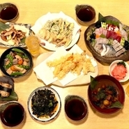 惜しみない手間暇が盛り込まれた大皿を囲み、季節の移ろいを食しながらお酒を酌み交わす豊かなひと時を