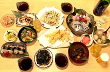 惜しみない手間暇が盛り込まれた大皿を囲み、季節の移ろいを食しながらお酒を酌み交わす豊かなひと時を