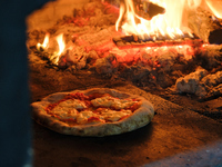 薪を使って焼き上げる、本格的な「石窯ピザ」を心行くまで堪能