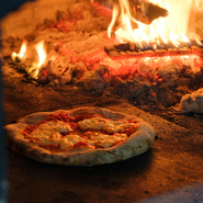 薪を使って焼き上げる、本格的な「石窯ピザ」を心行くまで堪能