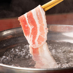 食べ飲み放題で6,000円！鹿児島産直送の黒豚しゃぶしゃぶを楽しめる忘年会におすすめのコースです。
