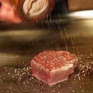 ヒレは牛肉の中で最も柔らかく、脂身が少ない赤身肉です。