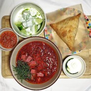 B.ランチ ボルシチとサムサ