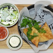 D.ランチ サムサとサラダ