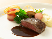 『青森県産牛フィレ肉のロースト / 赤ワインソース 』