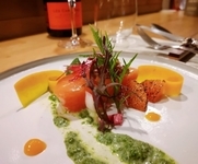 おちつけるカウンター席やテーブル席、2人の時間を満喫