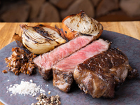 自家熟成した上質な銘柄牛を丁寧な火入れで仕上げます