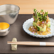 ジュレが光の結晶のように美しく輝く『穴子の土佐酢ジュレ』