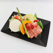 神戸ビーフを満喫！
※写真の肉、野菜は２人前です。