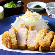 肉本来の甘みや上質な脂が特長の黒豚を使用