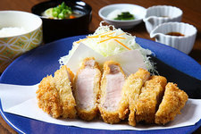 肉本来の甘みや上質な脂が特長の黒豚を使用