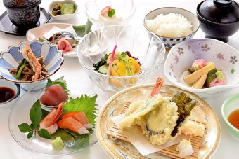 和食会席ならではの彩り鮮やかな一品をご堪能あれ！