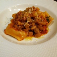 太めのマカロニ、パッケリのエジプト豆と小羊肉のラグーソース