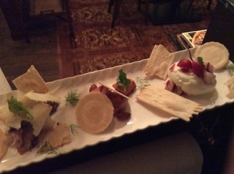 豪華なオードブルが10品目以上テーブルを彩ります