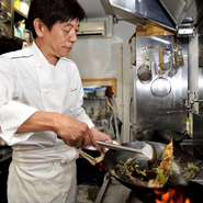 広東料理一筋で40年。確かな技術でゲストを魅了する服部氏