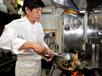 広東料理一筋で40年。確かな技術でゲストを魅了する服部氏