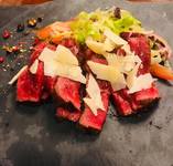 牛肉のタリアータ（イタリア風ステーキ）は、赤味肉にオリーブオイルとパルミジャーノをあわせて