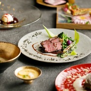 旬の素材を使ったフレンチコースをご用意。マジシャンがテーブルを訪れマジックを披露いたします。