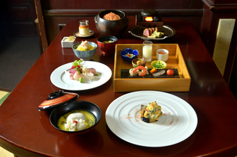 新しい季節を迎える神楽坂で、旬の彩り料理を堪能できる和らくならではのおすすめコースをご用意いたします