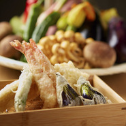 つまみにぴったりな前菜に新鮮なお刺身、旬な天ぷらなど楽しめるカジュアルコースです。
