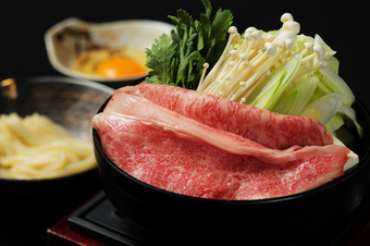 季節の前菜や新鮮なお刺身、メインは当店人気のすき焼きを上質な近江牛でお召し上がりいただくコースです。
