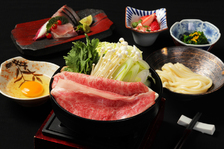季節の前菜や新鮮なお刺身、メインは当店人気のすき焼きを上質な近江牛でお召し上がりいただくコースです。