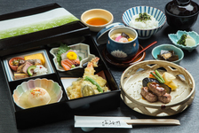 美味しいものをあれこれ、旬の彩り料理とステーキ！富貴野定番の人気ランチメニューです。
