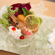 美しく料理を引き立てる器にもこだわり抜いた『おさしみパフェ』