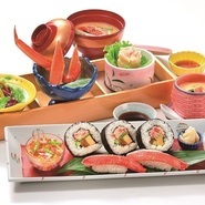 人気のかに太巻寿司とかに握りがお召し上がりいただけるお手軽御膳です。