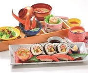 人気のかに太巻寿司とかに握りがお召し上がりいただけるお手軽御膳です。