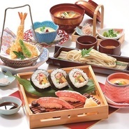 当店人気のかに太巻寿司、かに握りがお召し上がりいただける人気のランチメニューです。