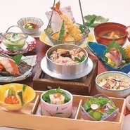 炊き立てをお召し上がりいただけるかに釜めしがついた和膳ランチメニューです。(アフターコーヒー付)