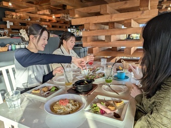 前菜盛り合わせ、取分けサラダ、今月のメイン料理(肉魚介)、今月のパスタorパエリア、デザート、コーヒー