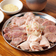 『ホルモン闇盛り』は特製にんにく醤油との相性も抜群