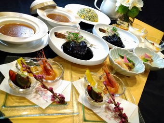 自然と会話が弾む創作料理を落ち着いた空間で味わいながら