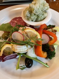 前菜盛り合わせ、温菜、パスタ、お肉料理、デザート、
コーヒーのついたコースとなってます。