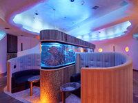 ムーディーなアクアリウムゾーンで、二人の時間を満喫