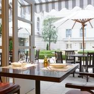 ヨーロッパを感じる中庭を眺めながらお食事を