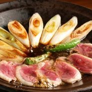 アツアツの演出も醍醐味『鴨ねぎ陶板焼き』