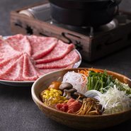 黒毛和牛のすき焼き　または　しゃぶしゃぶ
